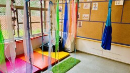 Sala de l'escola amb teles i matalassets de colors
