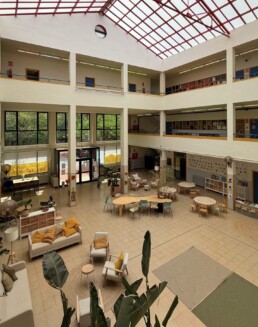 Vestíbul Institut Escola Canyelles amb sofàs